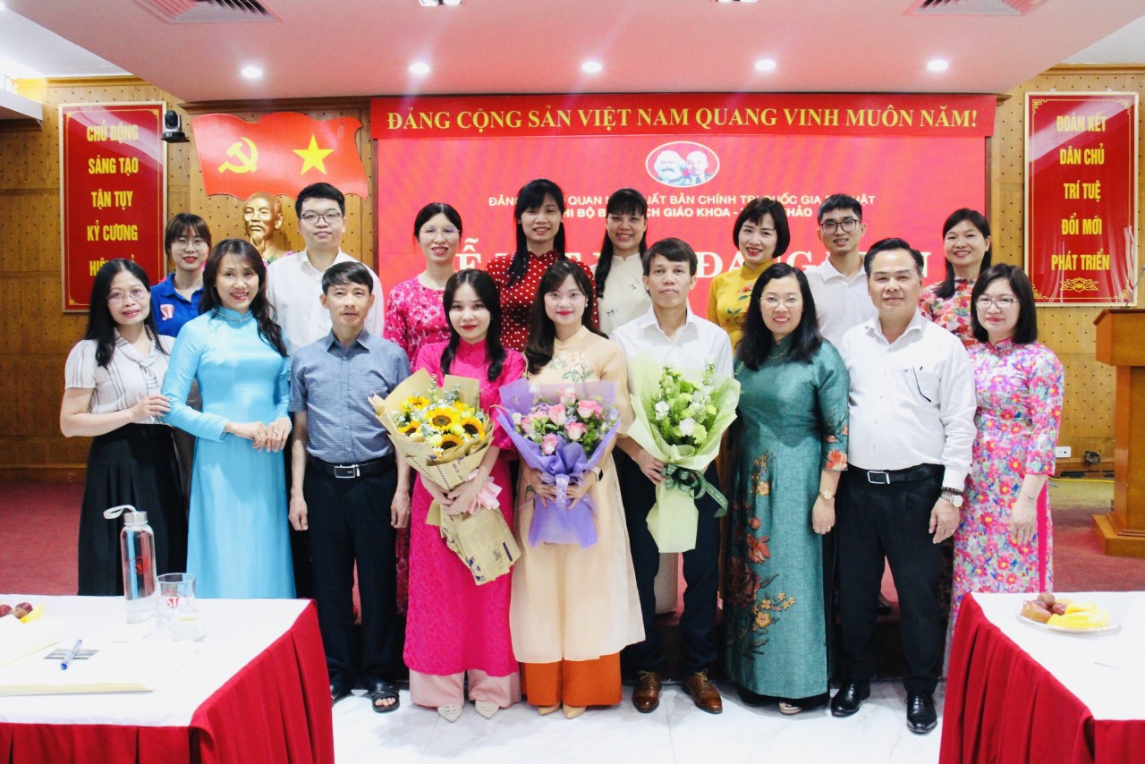 Đại biểu dự Lễ kết nạp đảng viên mới chụp hình lưu niệm