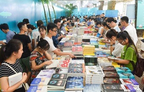 3. Đông đảo bạn đọc đến tham dự khiến Hội sách Quốc tế - Việt Nam trở nên quá tải. Ảnh Việt Hùng.