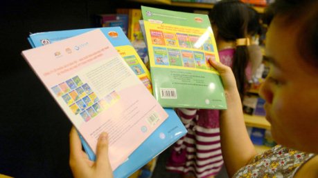NXB Giáo Dục đã có tem chống giả riêng và lo ngại việc dán tem chung sẽ làm tăng chi phí sách giáo khoa - Ảnh Quang Định