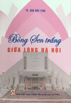  Bông sen trắng giữa lòng Hà Nội