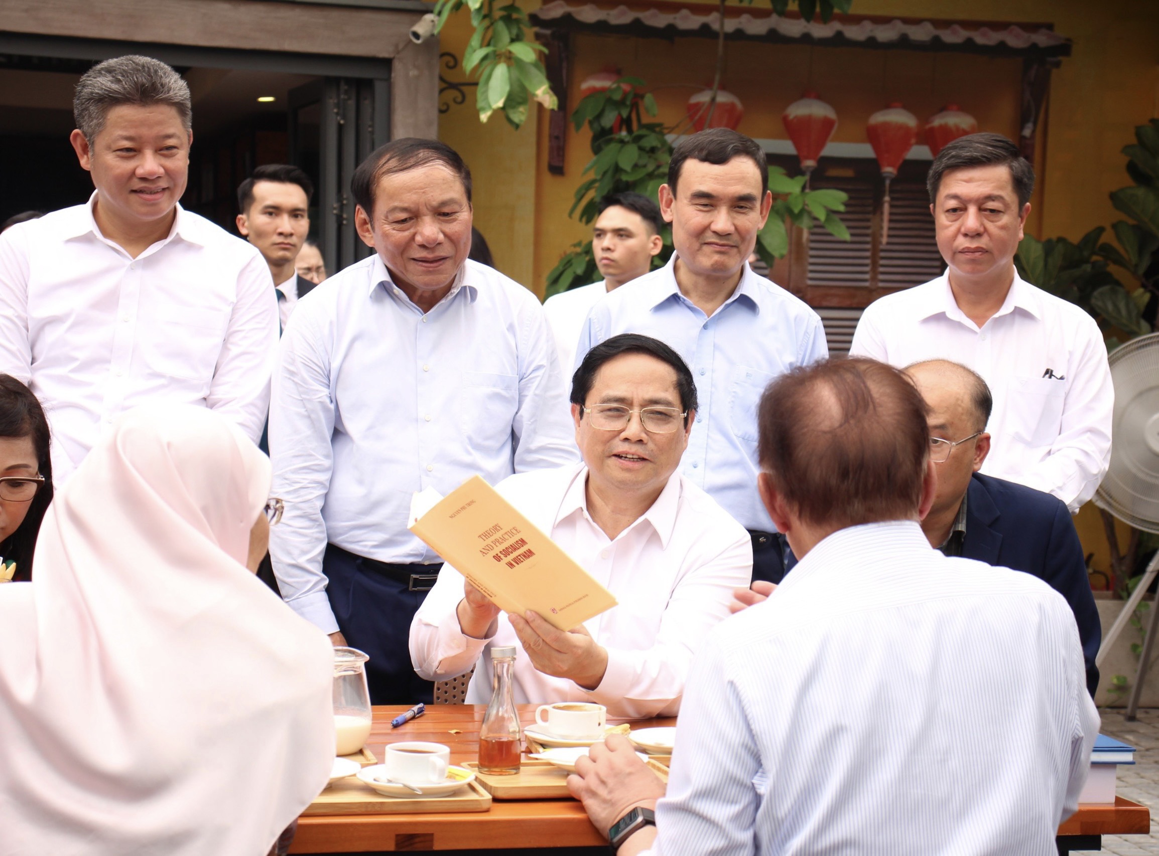 Thủ tướng Phạm Minh Chính tặng sách của Chủ tịch Hồ Chí Minh và Tổng Bí ...
