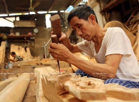 2. Nghệ nhân điêu khắc trên gỗ
