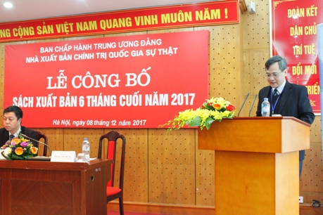 Anh2 Đong chi Do Quang Dung Pho Giam doc - Pho Tong bien tap Bi thu Dang uy Nxb phat bieu tai le cong bo