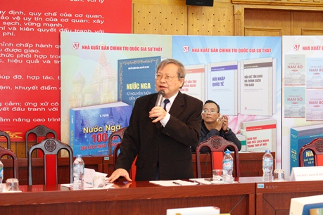 Anh3 GS.TS. Nguyen Trong Chuan Nguyen vien truong Vien Triet hoc tra loi cau hoi cua phong vgien