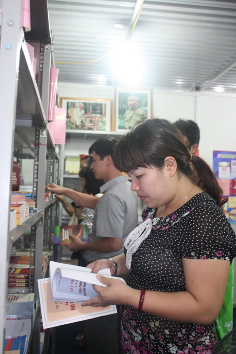 Ban doc tham quan gian hang trung bay gioi thieu va ban sach cua Nha xuat ban Chinh tri quoc gia - Su that tai Hoi sach1