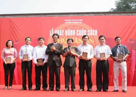 Ban tổ chức tặng sách cho các đại biểu đại diện cho Thành phố Hà Nội Bộ Giáo dục và Đào tạo Nhà xuất bản Chính trị quốc gia - Sự thật