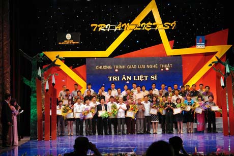 Chu tich HCM voi ct thuong binh liet si