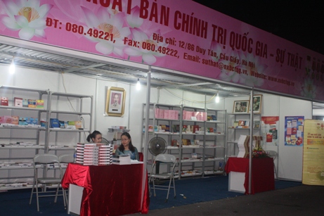 Gian trung bay gioi thieu va ban sach cua Nha xuat ban Chinh tri quoc gia - Su that truoc gio khai mac