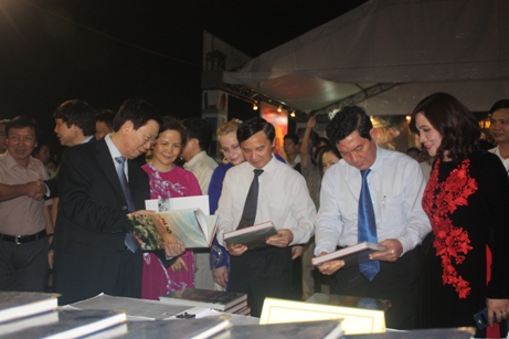 Lanh dao thanh pho Ha Noi va cac dai bieu tham quan Hoi sach