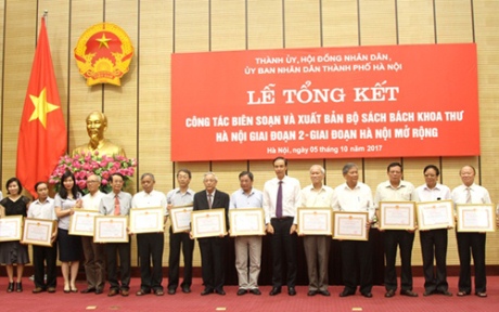 Lanh đao thanh pho Ha Noi tang bang khen cho cac ca nhan Anh TH9102017