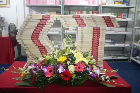 Logo ST cua Nha xuat ban Chinh tri quoc gia - Su that duoc xep bang sach tai gian trung bay ban sach cua Nha xuat ban
