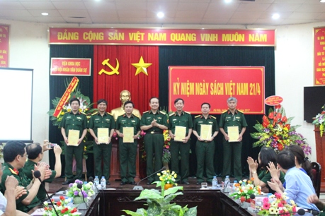 PGS. TS. Nguyễn Bá Dương Viện trưởng Viện Khoa học Xã hội Nhân văn quân sự trao Giấy chứng nhận cho các tập thể tác giả