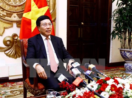 Phó Thủ tướng Bộ trưởng Ngoại giao Phạm Bình Minh Chủ tịch Ủy ban Quốc gia APEC 2017 trả lời phỏng vấn báo chí. Ảnh An Đăng TTXVN