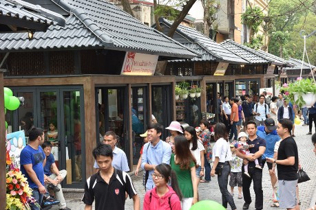 Phố sách Hà Nội nhộn nhịp những ngày đầu mở cửa. Ảnh Lê Hiếu.