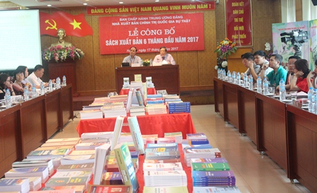 Quang cảnh buổi lễ công bố125