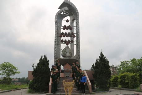Thắp hương tưởng niệm tại Đài tưởng niệm Trung đội Mai Quốc Ca - cầu Quảng Trị 3