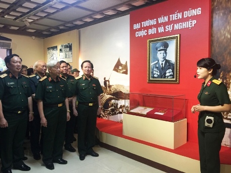 khai mac trien lam van tien dung244