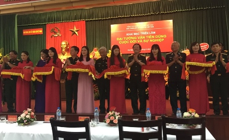 khai mac trien lam van tien dung2441