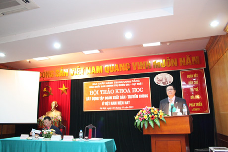 TS-Nguyen-Duy-Hung-doc-Bao-