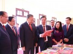 Tổng Bí thư Tô Lâm, Thủ tướng Phạm Minh Chính tham quan gian trưng bày sách của Nhà xuất bản Chính trị quốc gia Sự thật