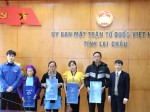 Hàng trăm ấn phẩm lịch của Nhà xuất bản Chính trị quốc gia Sự thật đến với  cán bộ, chiến sĩ và bà con nhân dân tại Lai Châu vào dịp kỷ niệm 20 năm chia tách, thành lập tỉnh