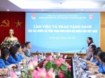 Trao tặng sách cho cán bộ, chiến sĩ Cục Tác chiến, Bộ Tổng tham mưu Quân đội nhân dân Việt Nam