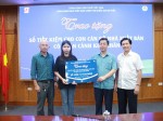 Trao tặng sổ tiết kiệm cho con cán bộ Nhà xuất bản có hoàn cảnh khó khăn