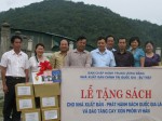 Trao sách tặng Nhà xuất bản và Phát hành sách quốc gia và Bảo tàng Cayxỏn Phômvihản Lào