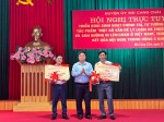 Nhà xuất bản Chính trị quốc gia Sự thật trao tặng sách và Tủ sách Chi bộ điện tử cho huyện Mù Cang Chải