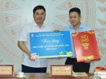 Trao tặng Tủ sách Bảo vệ nền tảng tư tưởng của Đảng, Tủ sách Chi bộ điện tử và Chương trình “Tết trọn niềm vui 2023” tại tỉnh An Giang